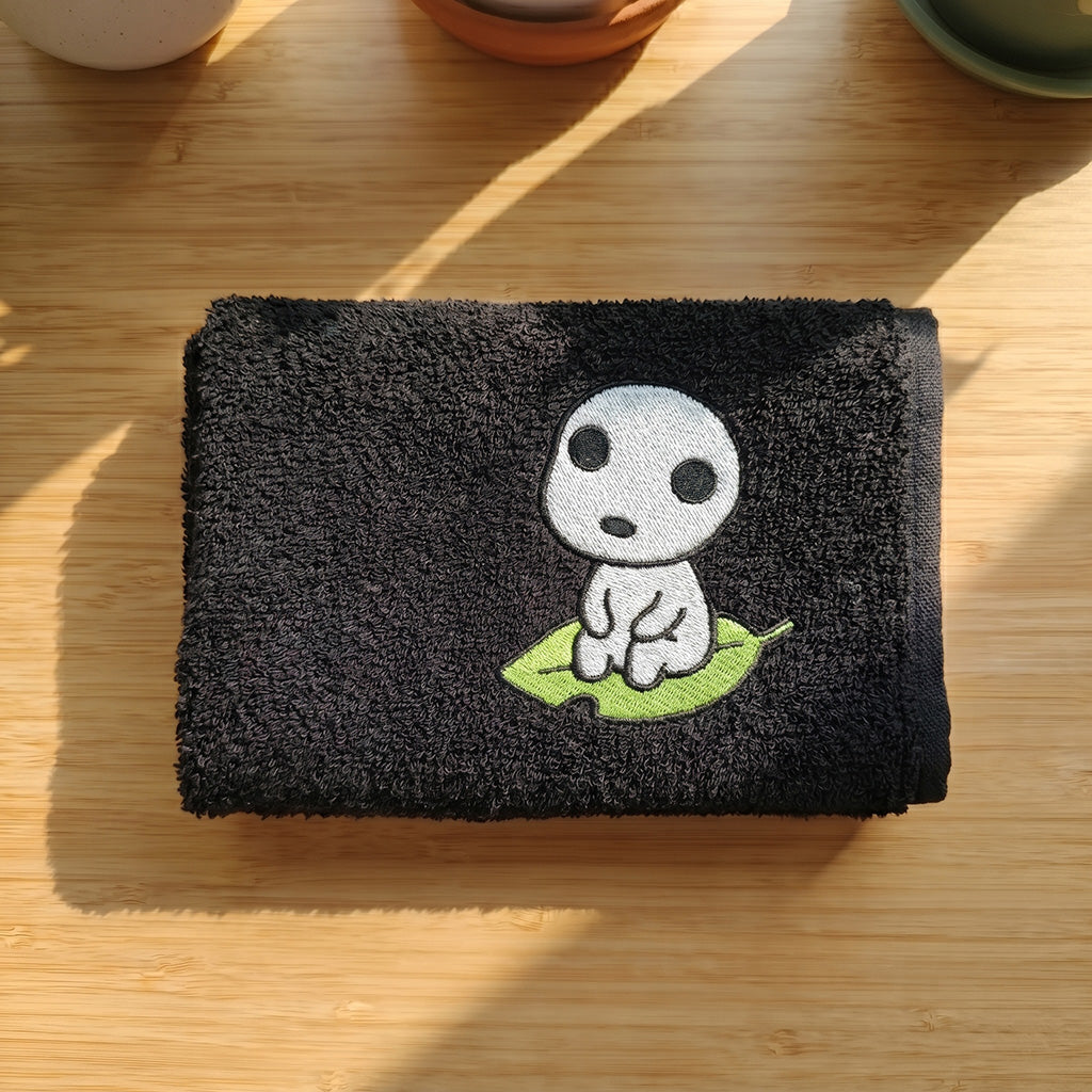 Asciugamano Ricamato Kodama sulla Foglia (Fan Art)