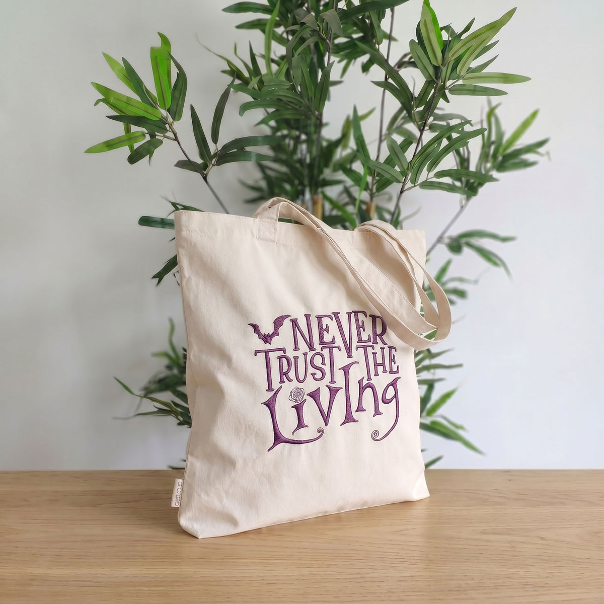 Tote Bag Ricamata - Never Trust the Living (Beetlejuice)